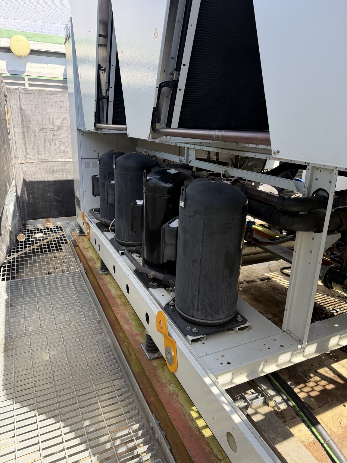Rooftop compressor and chiller plant on a commercial building